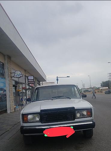 uaz qaz 69 satilir: VAZ 2107, ağ rəng, sedan kuzov. Xarici görünüş: - Klassik 2107 — 1