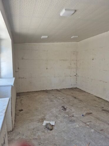 Anbar və emalatxanalar: TEMİZ 40 kv dir İSDEYEN 2 OTAGLİ EV VEYA OBYEKT EDE BİLER.40 — 4