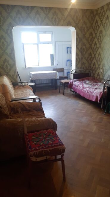 снять дом в кусарах: Kirayə verilən bu mənzil iki otaqdan ibarətdir və müxtəlif mebellərlə