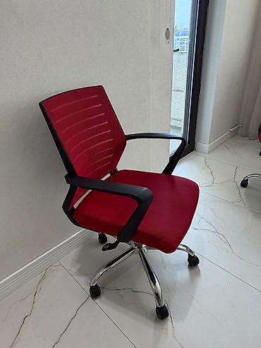 Ofis mebeli: Ofis kreslosu – qırmızı rəng, təkərli, fırlanan baza - Ergonomik — 1