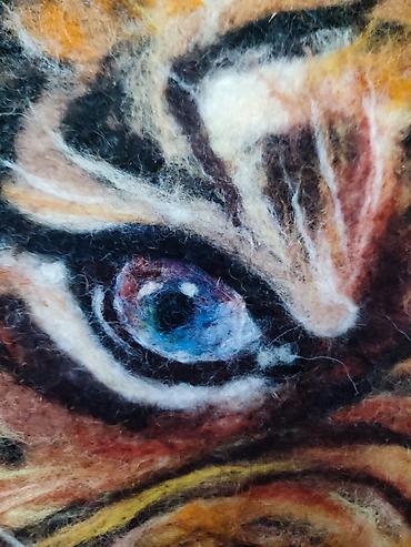 Картины: Картина «Тигр» ручной работы выполнена из шерсти, валяние, интерьерная — 3