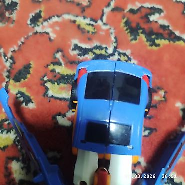 Игрушки: Игрушка-трансформер, способная менять форму из автомобиля в робота — 16