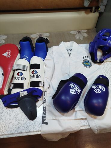 спортивное оборудование: Комплект экипировки для тхэквондо ITF. В составе: - Добок (форма) с