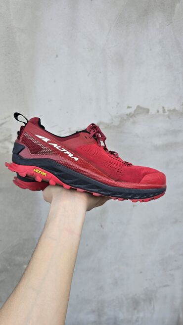 Кроссовки и спортивная обувь: Кроссовки Altra Olympus 4
Отличное состояние