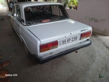 VAZ (LADA): Ağ rəngli Lada 2107 modeli. Səliqəli salonu olan bu avtomobil gündəlik