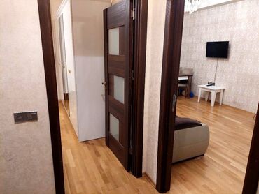 Uzunmüddətli kirayə mənzillər: Qaraev metrosuna yaxin 17 mertebeli binanın 3-cu mərtəbəsində — 9