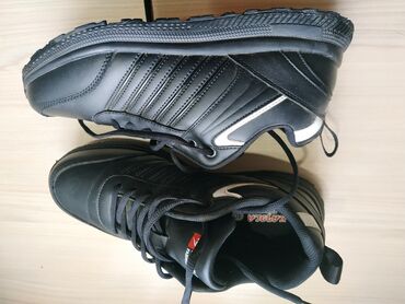 мужские кроссовки adidas: Лёгкие спортивные кроссовки 39 -40 размерносили один раз оказались