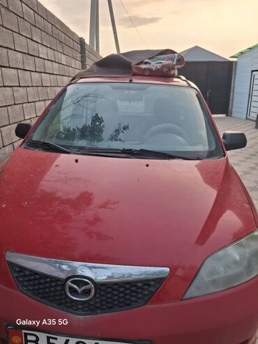 срочно в связи с переездом: Красный хэтчбек Mazda Demio с характерным дизайном передней части