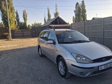 обмен на малолетражку: Универсал Ford Focus серебристого цвета, оборудованный рейлингами на