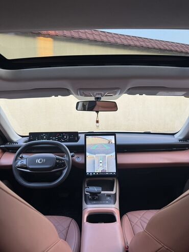 Avtomobil salonu üçün digər detallar: Elektrik krossover salonu – modern texnologiya və komfort - Panorama — 13