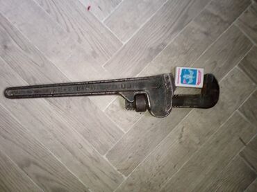 не рабочие инструменты: Железный ящик газовый ключ и прочее