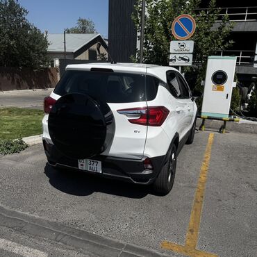 электромобиль neta: Электрический кроссовер BYD Yuan Pro белого цвета, оснащенный черными