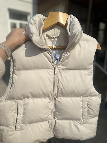 Утепленные жилеты: Жилет стеганый утеплённый, светло‑молочного цвета. ZARINA — 2