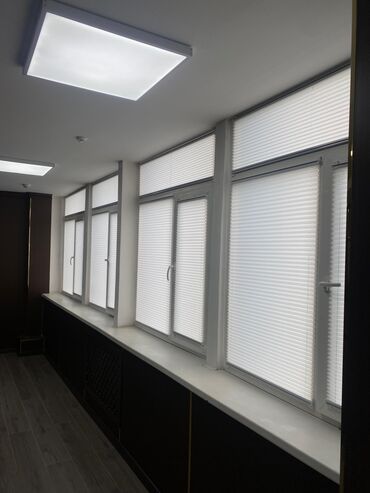 Жалюзи и рольшторы: Плиссированные шторы бежевого цвета, устанавливаются непосредственно — 4