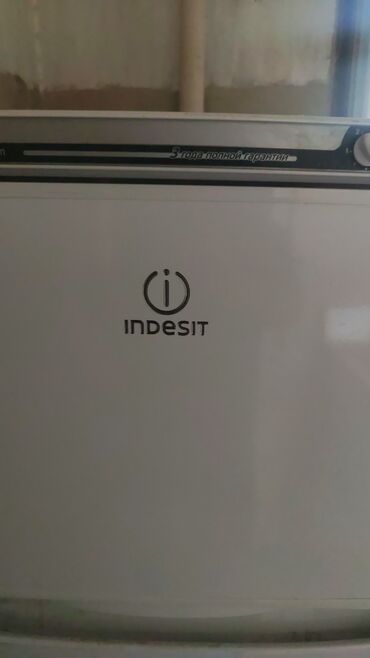 qap yuyan: Б/у 2 двери Indesit Холодильник Продажа, цвет - Белый, С колесиками