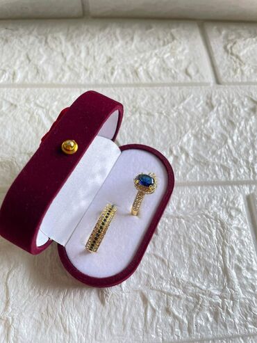 Prstenje: Vel 10
Cena 1300din — 6