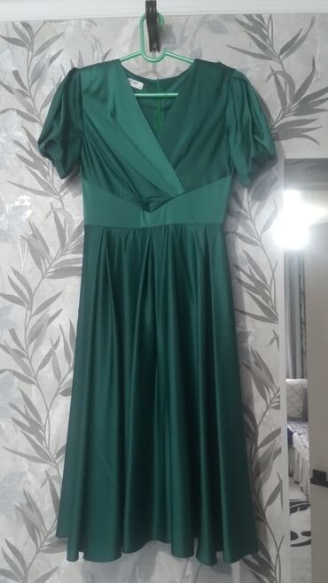 Вечернее платье, Коктейльное, Короткая модель, Атлас, С рукавами, 2XL (EU 44)