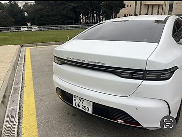 byd acar: BYD sedan – ağ rəng, müasir dizayn və aerodinamik kuzov.Taxşı — 3