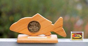 Značke, ordenje i medalje: RIBA, drveni trofej. Drveni trofej u obliku ribe sa takmičenja na Tisi — 2