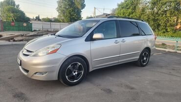 тайота авто: Минивэн Toyota Sienna, серебристого цвета, предлагает просторный салон