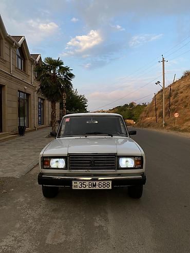 yan guzgulər s: Lada 2107, ağ rəng, sedan kuzov. Xarici xüsusiyyətlər: - Klassik xrom — 1
