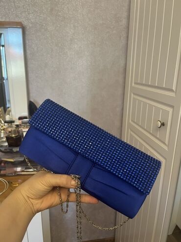 Ювелирные изделия: Birce defe istifade olunub Məhsul: Zərli axşam çantası (clutch) -