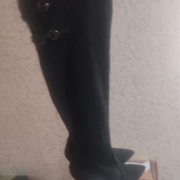 Сапоги: Qadın çəkməsi – qara, dizə qədər, incə burunlu və nazik (stiletto — 1