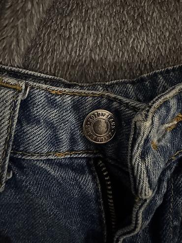 Cinslər: Koton markalı mavi denim cins şalvar

Mom jeans
Olcu 34 — 3