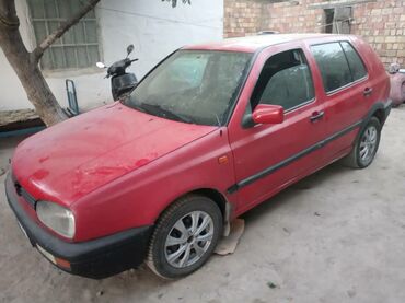 багажник на гольф 3: Красный хэтчбек Volkswagen Golf третьего поколения, оборудованный