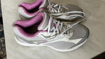 обувь белая: Отличные сетчатые кроссы RYKA, 35 размер. Состояние хорошее, 500 сом