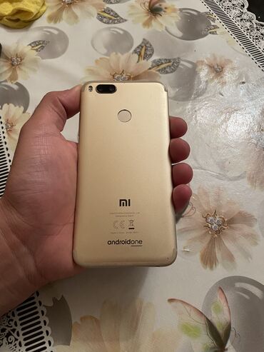 100 manatlıq telefonlar: Xiaomi Mi A1, 64 ГБ, цвет - Золотой, 
 Отпечаток пальца, Две SIM карты, С документами