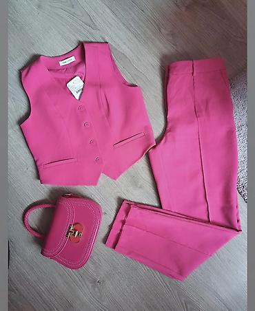 krsna kost: Ženski komplet u jarko ružičastoj boji – prsluk, elegantne pantalone i — 1