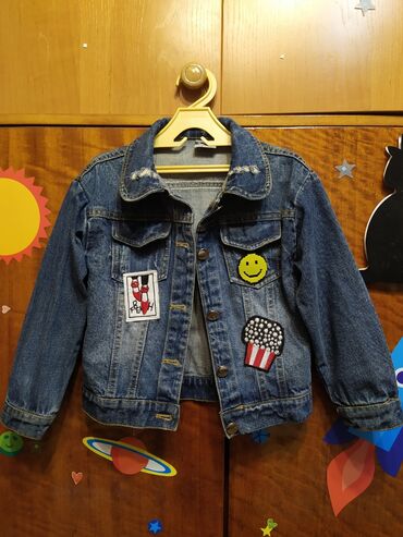 зимняя детская куртка: Продаю джинсовую курточку на девочку 5- 6 лет, рост 130см Шапочки