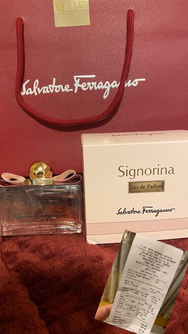 bej qadın kostyumları: Salvador Ferregamonun Signorina ətri Adore parfumeriyadan alinib. Heç