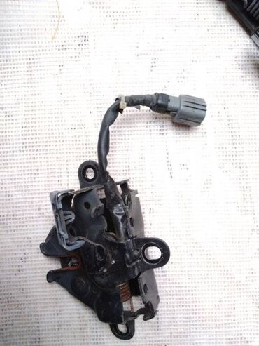 Двигатели, моторы и ГБЦ: Замок багажника Toyota Land Cruiser Prado J120 1GR-FE 2006 (б/у)