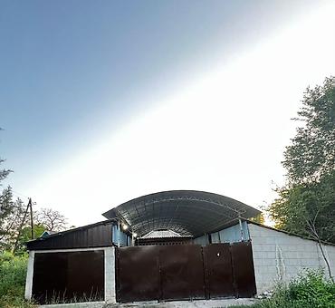 Продажа коттеджей и домов: Продаётся частный дом с большим крытым двором-навесом. Продоется дом — 1