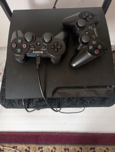 сетевой адаптер: В комплекте: - Консоль PS3 Slim. - Два оригинальных геймпада DualShock