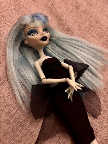 askim gəlinciklər: Mavi saçları və qara geyimi olan Monster High Ghoulia Yelps gəlincik