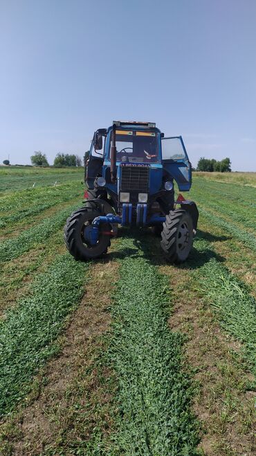 Traktorlar: Mavi rəngli MTZ tipli kənd təsərrüfatı traktoru. Texniki xüsusiyyət — 5