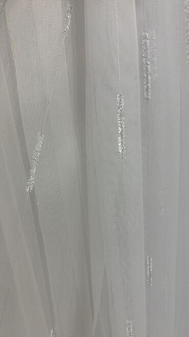 Pərdə və tüllər: Ağ rəngdə, zolaqlı dizaynı olan tül pərdə. Yüngül və şəffaf materialı — 12