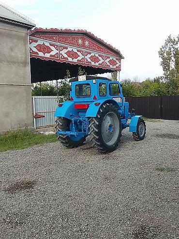 tractor belarus 1221: Mavi rəngli təkərli kənd təsərrüfatı traktoru. Xüsusiyyətlər: - Ön və — 8