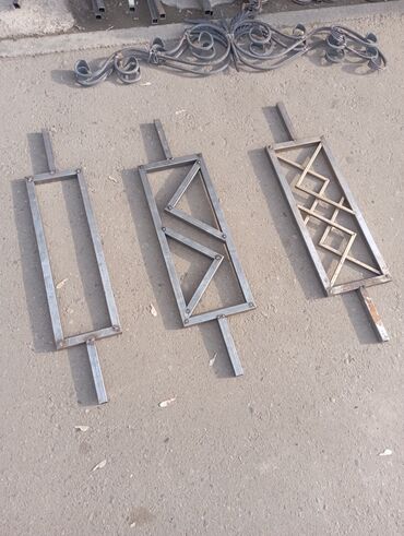 Откатные ворота: Элегантные кованые ворота черного цвета с изящными золотистыми — 27