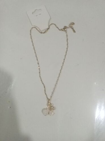 Bijuteriya dəstləri: Zərgərlik dəsti – qızılı rəng aksesuarlar Tərkib: - Boyunbağı 1: incə — 22