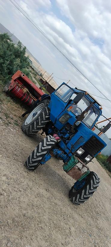 traktor mtz 80: Mavi traktor + pres yığan qoşqu - Güclü təkərli traktor, kabinli, ön — 4
