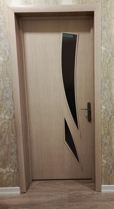 Döşəmə: İç qapı – dekorativ şüşəli dizayn - Material: ağac teksturalı