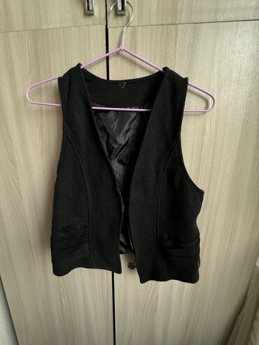 спартивный одежда: Черная жилетка 
без дефектов и пятен 
моссовет-цум-гум