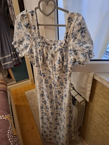 Gündəlik donlar: Ağ rəngdə, qara çiçək naxışlı, uzunqol qadın midi donu. Donun V — 11