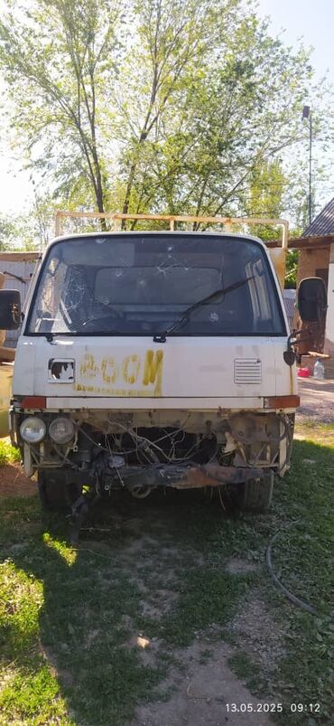 Nissan: Nissan : 1995 г., 2 л, Механика, Бензин, Фургон
