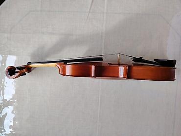 Skripkalar: Skripka dəsti Tərkib: - Tam ölçülü klassik skripka (4/4) - Yay - — 5