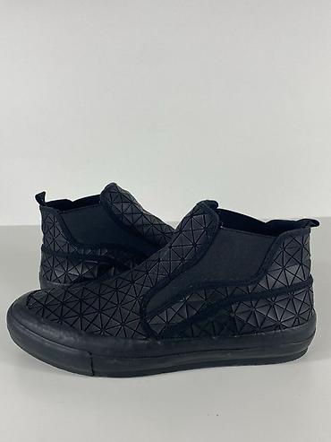 Спорттук бут кийим: Эти мужские кроссовки — модель Zara Man Rubber Texture Square/Diamond — 1